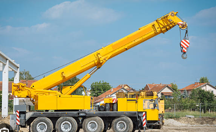 EUROVALO Camion grue jaune sur chantier