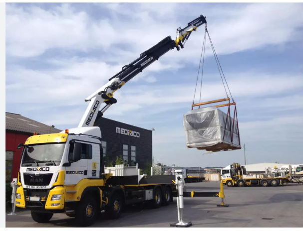 EUROVALO Camion grue en action, levage de charge